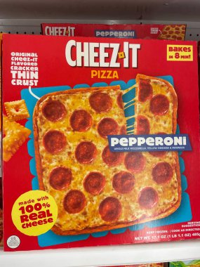 Warrenton, SC USA - 06 10 25: Market Cheez-it dondurulmuş pizza pepperonisi