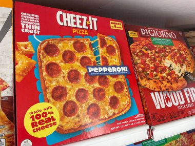 Warrenton, SC USA - 06 10 25: Market Cheez-it dondurulmuş pizza pepperoni yan görünümü