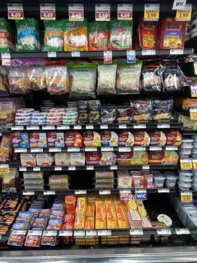 Warrenton, SC USA - 06 11: 25: Bakkal süt ürünleri spesiyali peynir ve tel peyniri bölümü