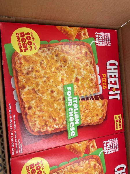 Warrenton, SC USA - 06 10 25: Market Cheez-it dondurulmuş pizza Dört peynir