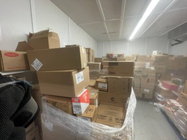 Warrenton, SC USA - 06: 13: 25: Ürünlerle dolu dondurucu dolu dondurucu