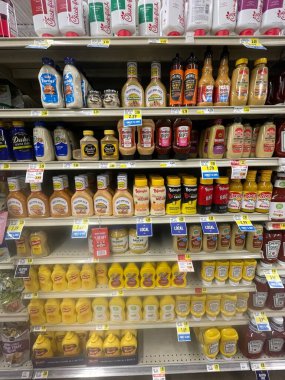 Hephzibah, Ga USA - 06 19 25: Market salata sosu sosu bölümü sosları bandırma