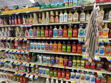 Hephzibah, Ga USA - 06 19 25: Market Salata Sosu Bölümü Geniş Görüş