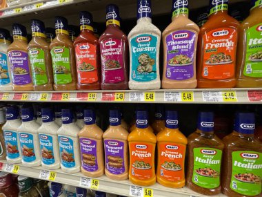 Hephzibah, Ga USA - 06 19 25: Market Salata Sosu Bölümü