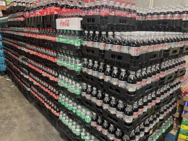 Warrenton, SC USA - 06 21 25: Market Kola 6 paket ekran treni