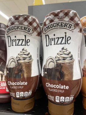 Warrenton, SC USA - 06: 25: Market Smuckers üzerine çikolata serpiştirilmiş dondurma