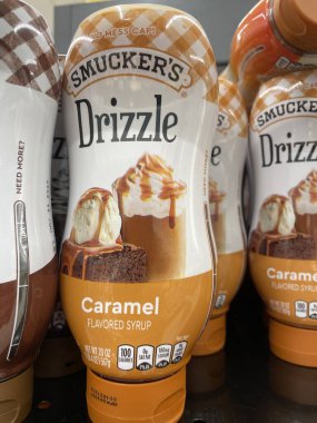 Warrenton, SC USA - 06: 25: Smuckers karamel üzerine dondurma serpiştiriyor