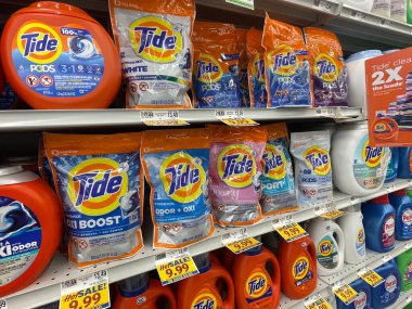 Warrenton, SC USA - 06: 27 25: Market Tide çamaşır deterjanı bölümü ve fiyatlar yan görünümü