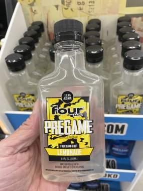 Warrenton, SC USA - 06: 27 25: Market Dört Loko alkollü shot Renkli gösterim limonatası