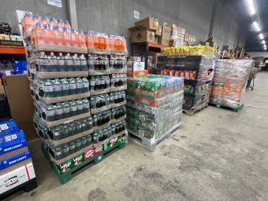 Warrenton, SC USA - 06: 30 25: Bir depoda düzenlenen içki dükkanları