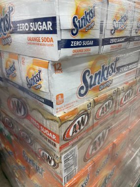 Warrenton, SC USA - 07 01: 25: Market Sunkist AW kök birası soda paketli palet