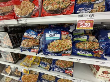 Warrenton, SC USA - 07 01: 25: Market Voila raflarda dondurulmuş yemek kitleri ve fiyatlar