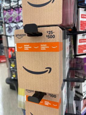 Warrenton, SC USA - 07 01: 25: Vitrindeki Amazon hediye çeki
