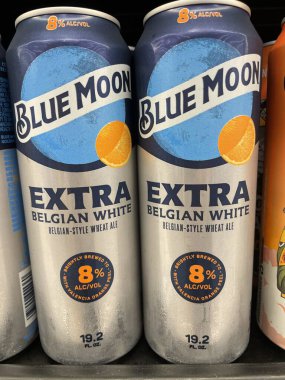 Warrenton, SC USA - 07 04 25: Market Blue Moon Ekstra Belçika Beyaz Alkolü