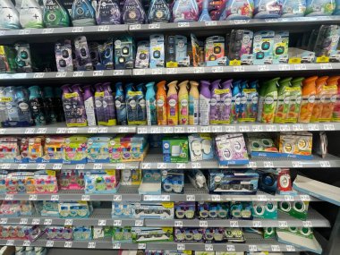 Grovetown, Ga USA - 01325: Walmart perakende satış mağazası oda parfümü bölümü ve fiyatları