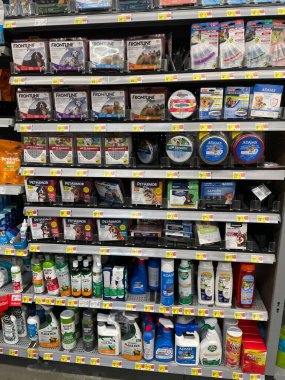 Grovetown, Ga USA - 01325: Walmart perakende mağazası Pet pire ve tik bakım bölümü ve fiyatlar