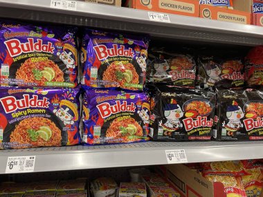 Waynesboro, Ga USA - 02 10 10 25: Walmart perakende mağazası Buldak ramen çorbası paketleri ve fiyatlar