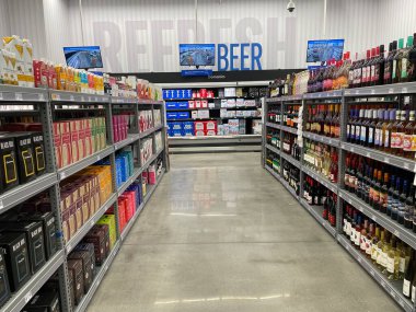 Waynesboro, Ga USA - 02 10 25: Walmart perakende satış mağazası bira reyonları ve imza