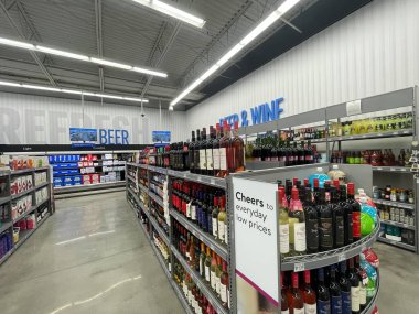Waynesboro, Ga USA - 02 10 10 25: Walmart perakende satış mağazası bira bölümü düşük profil