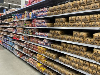 Waynesboro, Ga USA - 02 10 10 25: Walmart perakende satış mağazası ekmek reyonu çeşitli ekmek ürünleri geniş görünüm