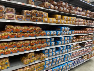Waynesboro, Ga USA - 02 10 10 25: Walmart perakende ekmek reyonu çeşitli ekmek ürünleri yan görünümü