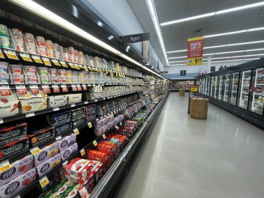 Warrenton, SC USA - 03: 22 25: Mandıra mandırası yoğurt bölümü geniş görüş 2025