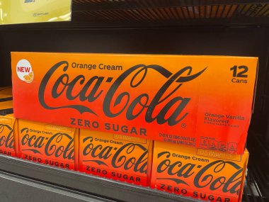 Warrenton, SC USA - 03: 22 25: Market Coca Cola 12 paket portakal kremalı sıfır şeker