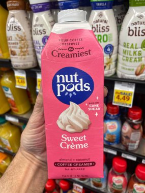 Warrenton, SC USA - 03: 22 25: Fındık kabuğu süt kreması tutan bakkal