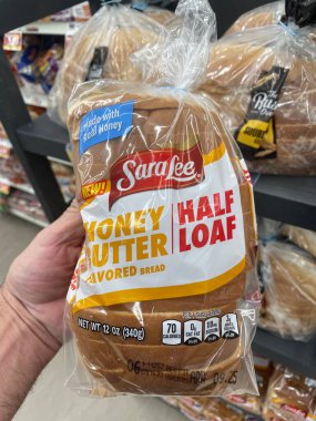 Warrenton, SC USA - 03: 22 25: Market Sara Lee ekmek somunu tutan el gösterisi