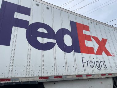 Warrenton, SC USA - 03: 22 25: Fed Ex dağıtım kamyonu yan görünümü