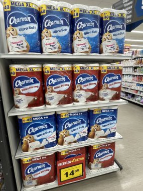 Warrenton, SC USA - 03: 22 25: Market Charmin tuvalet kağıdı Mega XL rulo ve fiyat