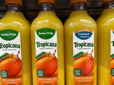 Warrenton, SC USA - 03: 22 25: Süt ürünleri bölümünde Tropicana portakal suyu marketi