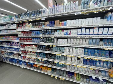 Warrenton, SC USA - 03: 22 25: Market HBC bakım bölümü deodorant koridoru