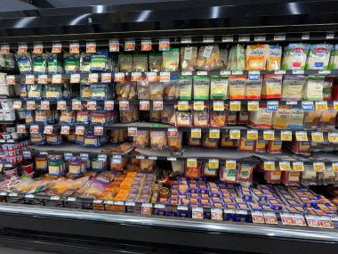 Warrenton, SC USA - 03: 22 25: Manav peyniri bölümü Çeşitli çeşitleri ve fiyatlar yan görünümü