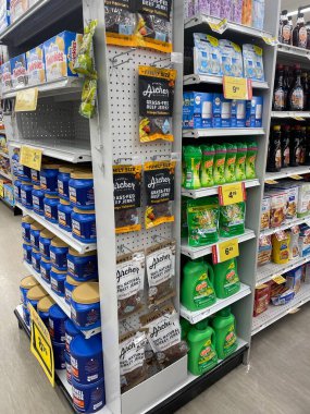 Warrenton, SC USA - 03: 22 25: Market Çamaşır deterjanı ve kahve sergisi