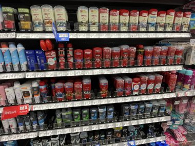 Kuzey Augusta, SC USA - 03: 22 25: Walmart Old Spice ve çeşitli deodorantlar ve fiyatlar