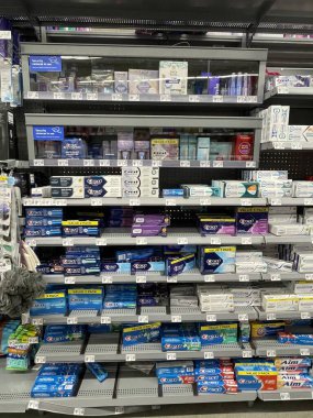 Kuzey Augusta, SC USA - 03: 22 25: Walmart Crest diş macunu bölümü ve fiyatları
