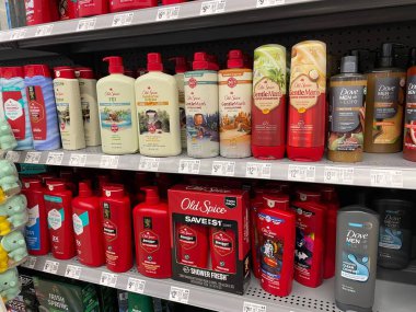 Kuzey Augusta, SC USA - 03: 22 25: Walmart Old Spice gövdesi çeşitlilik ve fiyatlardı