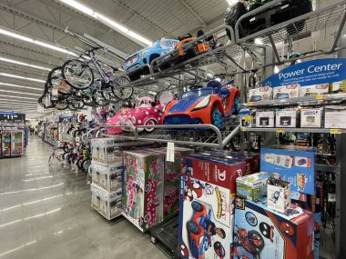 Kuzey Augusta, SC USA - 03: 22 25: Walmart Bisiklet rafı ve çocuk oyuncakları