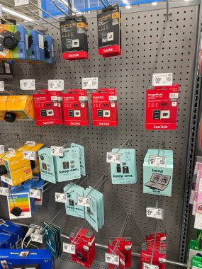 Kuzey Augusta, SC USA - 03: 22 25: Walmart Elektronik Bölümü SD kartları