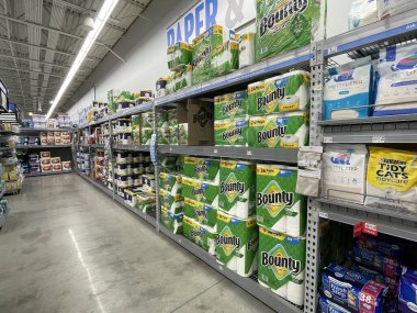 Kuzey Augusta, SC USA - 03: 22: Walmart kağıt havlu ürünleri duvar manzaralı