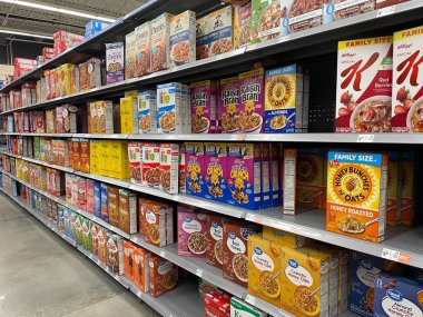 Kuzey Augusta, SC USA - 03: 22 25: Walmart mısır gevreği koridoru geniş görünüm