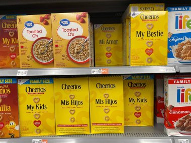 Kuzey Augusta, SC USA - 03: 22 25: Walmart Cheerios gevreği ve markasız