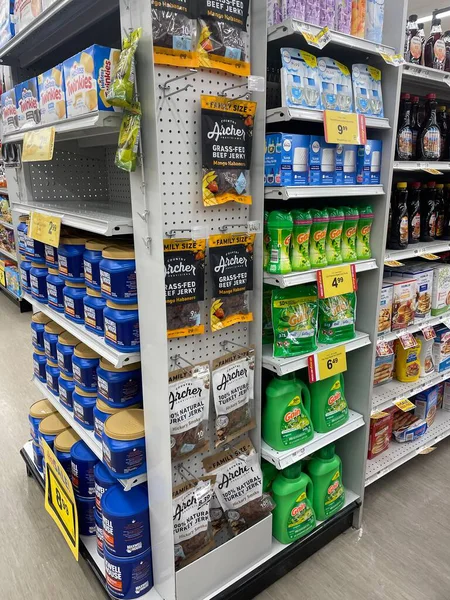 Warrenton, SC USA - 03: 22 25: Market Çamaşır deterjanı ve kahve sergisi