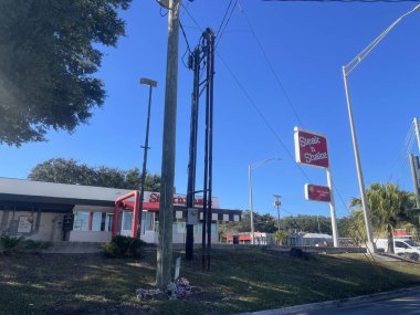 Lakeland, Fla USA - 128 28: 25: Sokak manzaralı Biftek ve Shake fast food Memorial Drive 'da