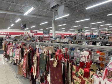 Lakeland, Fla USA - 128 28: Burlington perakende mağazası elbise rafları ve tatil dekorasyonu