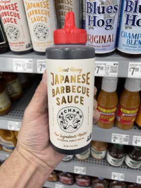 Burke County, Ga USA - 01 31 25: Walmart perakende satış mağazası 2025 Japon barbekü sosu