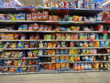 Burke County, Ga USA - 01 31 25: Walmart perakende 2025 mağaza çipi bölümü geniş görüş