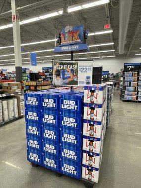 Burke County, Ga USA - 01 31 25: Walmart perakende mağazası 2025 Bud hafif ekran ve fiyat köşesi görünümü