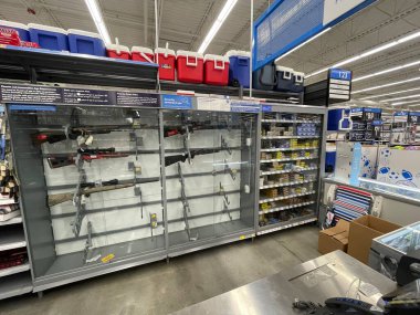 Burke County, Ga USA - 01 31-25: Walmart perakende mağazası 2025 silah çantası kısmen boş